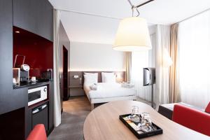 Voodi või voodid majutusasutuse Novotel Suites Genève Aéroport toas