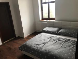 Postel nebo postele na pokoji v ubytování Portus Apartment