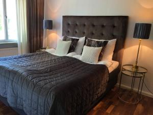 Un pat sau paturi într-o cameră la Åsby Hotell