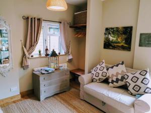 uma sala de estar com um sofá e uma cómoda em The Orchards Guest Suite em Willand