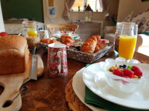 una mesa cubierta con platos de comida y zumo de naranja en The Orchards Guest Suite, en Willand