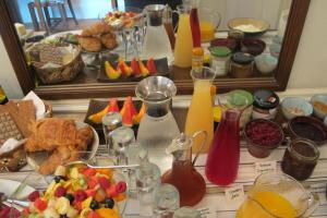 una mesa con un buffet de alimentos y bebidas para el desayuno en Holmleigh House Bed and Breakfast, en Seaton