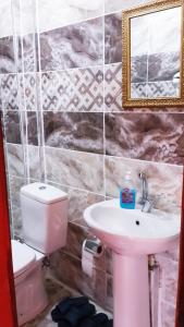 bagno con lavandino, servizi igienici e specchio di Kule Hotel a Bursa