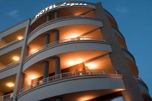 um edifício alto com luzes em cima em Hotel Laguna em Ulcinj