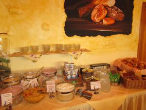 stół z chlebem i innymi artykułami spożywczymi w obiekcie Parkhotel Rüdesheim w mieście Rüdesheim am Rhein
