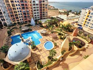 una vista aérea de un complejo con piscina en Verdemar 3 - 1306, en Playa Honda