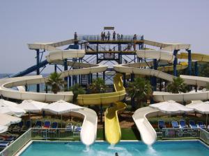 een waterglijbaan in een resort met een zwembad bij Seafront Apartment With Pool in St Paul's Bay