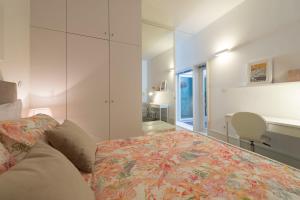 ポルトにあるBmyGuest - Villa Lóios Terrace Apartmentのベッドルーム1室(ベッド1台、デスク、窓付)