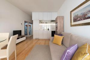 salon z kanapą i stołem oraz kuchnia w obiekcie BmyGuest - Villa Lóios Terrace Apartment w Porto