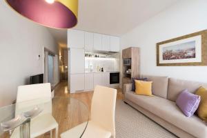 - un salon avec un canapé et une table en verre dans l'établissement BmyGuest - Villa Lóios Terrace Apartment, à Porto