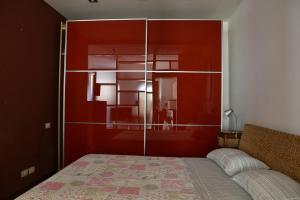 1 dormitorio con cama y pared roja en Patty's house, en Ascoli Piceno