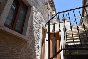 una escalera que conduce a un edificio con escalera en Patty's house, en Ascoli Piceno