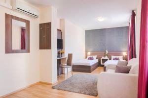 TV a/nebo společenská místnost v ubytování Triple M Hotel
