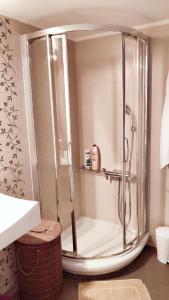 prysznic ze szklaną obudową w łazience w obiekcie Sozia w mieście Perdika