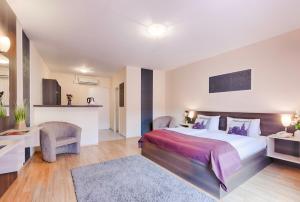 Posteľ alebo postele v izbe v ubytovaní Triple M Hotel