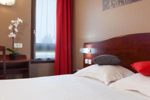Cama ou camas em um quarto em Hôtel Arras Sud
