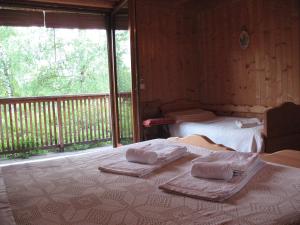 1 dormitorio con 1 cama con 2 toallas en BioAgriturismo Vegan Campo di Cielo, en Cesiomaggiore