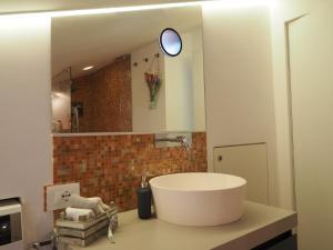 La salle de bains est pourvue d'une baignoire blanche et d'un miroir. dans l'établissement Tetti Rossi, à Bologne 29 autres photos