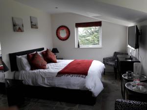 Ένα ή περισσότερα κρεβάτια σε δωμάτιο στο At Cedar Lodge