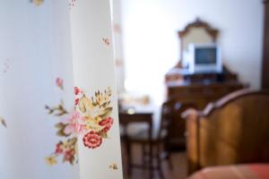 een hoek van een kamer met bloemen aan de muur bij Carrobbio Bed&Breakfast in Cremona