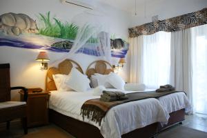 Tempat tidur dalam kamar di Bhangazi Lodge Bed & Breakfast