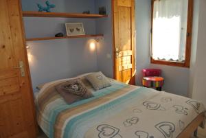 Un dormitorio con una cama y una ventana en Le Refuge, en Saint-Gervais-les-Bains