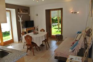 Il comprend une cuisine et un salon avec une table et un canapé. dans l'établissement Le Refuge, à Saint-Gervais-les-Bains