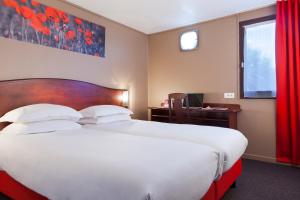 Cama ou camas em um quarto em Hôtel Arras Sud