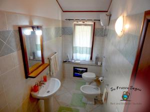 Koupelna v ubytování B&B Su Frascu Segau