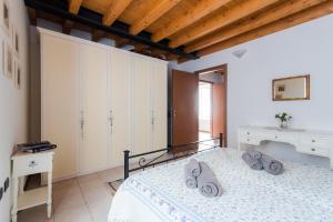 1 dormitorio con 1 cama con 2 almohadas en Ca Mia - The House Of Travelers, en Como