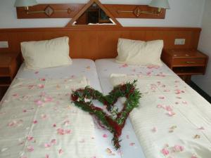 Una cama o camas en una habitación de HOTEL Jerolitsch