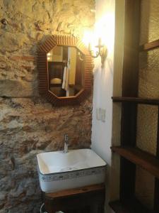 y baño con lavabo y espejo. en Posada San Sebastian en Antigua Guatemala