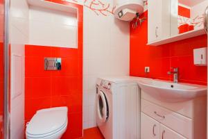 キーウにあるКвартира рядом з метро Мінськаの赤いバスルーム(トイレ、洗面台付)