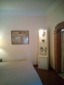 1 dormitorio con 1 cama y una foto en la pared en Casa Marly en Xochitepec