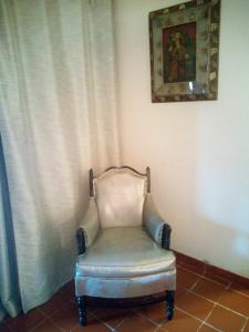 una sedia in un angolo con una foto sul muro di Casa Marly a Xochitepec