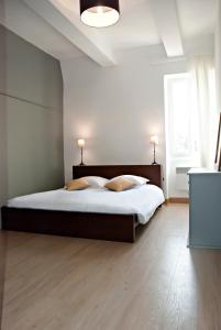CauxにあるGite de Mougeresのベッドルーム1室(大型ベッド1台、枕2つ付)