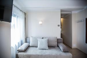 salon z kanapą i oknem w obiekcie Villa Baltica w Świnoujściu