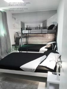1 dormitorio con 2 literas en una habitación en bianco relax, en Malo