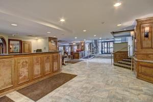 een grote kamer met houten kasten en een trap bij River Mountain Lodge by Breckenridge Hospitality in Breckenridge