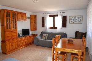 sala de estar con sofá y mesa en La Ruella, en Cerviá
