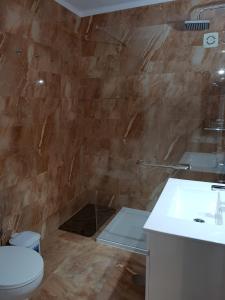 アルブフェイラにあるT1 OLD TOWN VIEWのバスルーム(シャワー、トイレ、シンク付)