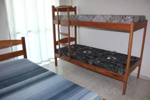ピウーマにあるEdifício San Jorgeの二段ベッド2組が備わる客室です。