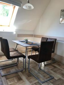 uma sala de jantar com mesa e cadeiras em Rudolf Apartment em Budapeste