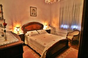 a bedroom with a bed and a table and a chair at Casa Añon in Cabana de Bergantiños