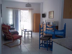 a living room with blue chairs and a table at Flor de Lis in Valle Gran Rey