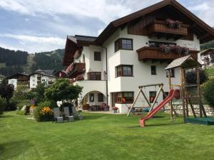 ein Haus mit einem Spielplatz davor in der Unterkunft Apart Daniela in Fiss