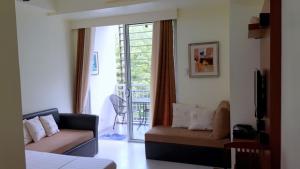 Khu vực ghế ngồi tại Pico De Loro - Myna B Studio