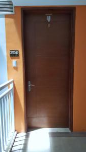 ナスグブにあるPico De Loro - Myna B Studioの建物脇の褐色の扉