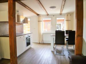 een keuken en eetkamer met een tafel en stoelen bij Ferienwohnung Schreiberstraße in Wernigerode +17 foto's