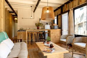 - un salon avec un canapé et une table dans l'établissement Yaku Beach, à José Ignacio